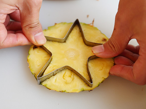菠萝底部留一厘米左右薄片，做成星星状。