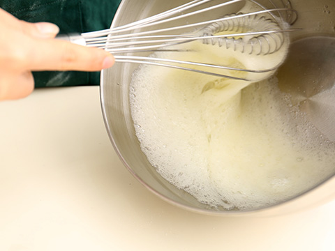 蛋黄里里面依次加入 30g 的白砂糖搅匀；加入 35g  的玉米油搅匀；再加入 35g 的六月鲜淡盐酱油搅匀；最后放 50g 的面粉搅匀，最后再一起混合搅匀。