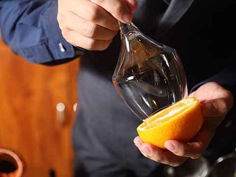 现切橙剖半，将酒杯口蘸在橙片上 2 秒钟。