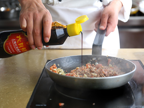 大煎锅里，加入西红柿、红酒和鸡汤，加入迷迭香煨煮 30 分钟，加入酱油和调味品。