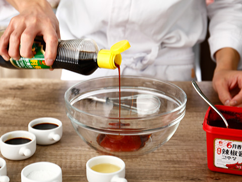 将六月鲜特级酱油倒入容器，加入韩国幼砂糖，搅拌，放入微波加热至糖融化，搅拌均匀即可。