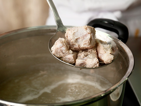 排骨加水加适量盐煮至八成熟，时间充足的话可用电饭堡煮，捞出排骨（汤备用），沥干后备用。