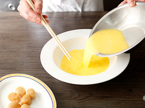 鸡蛋打散搅匀，别太用力，再加入鸡蛋 2 倍的冷水搅匀。