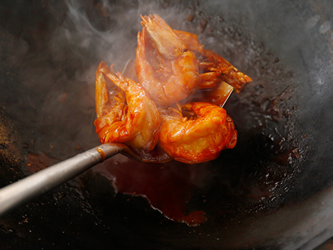 明虾洗净烧制成茄汁明虾，牛月展制作成五香牛月展。