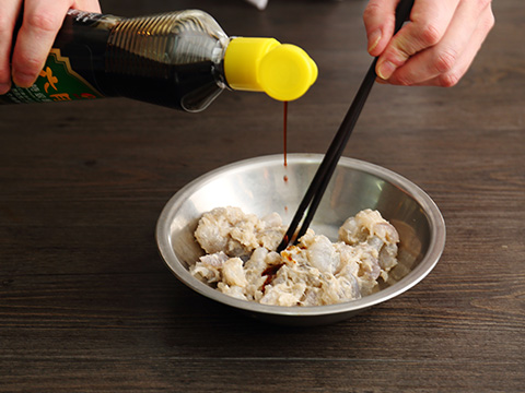 虾仁洗净加盐，生粉用手抓揉起胶后备用。