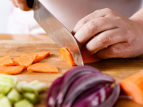 将蔬菜一一洗净，土豆、胡萝卜、西红柿去皮，卷心菜切成一寸长菱形，土豆切滚刀块，胡萝卜切片，洋葱切丝，芹菜切丁，红肠切片备用。
