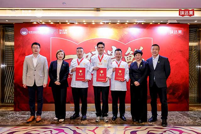 左三金奖选手郭国贺、左四特金奖选手蒋宁、右三金奖选手张克谦