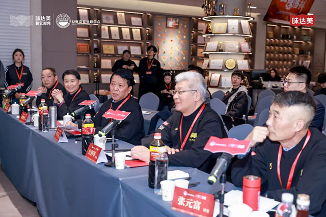 评委团打分，并与参赛选手交流